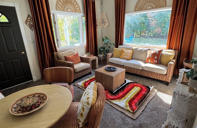 Bright Boho Walkable House Bars Beaches Bike Path Downtown