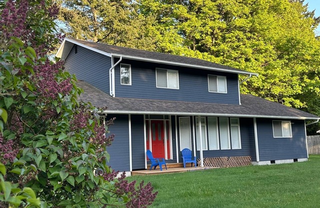 Bright Comfy 3 Bedroom home 10 Min. walk to Lily Point Marine Park