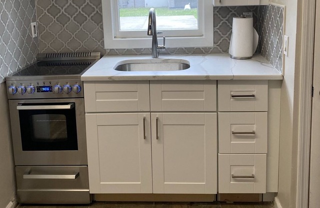 Bright Cottage Apartment walking distance to the beach.