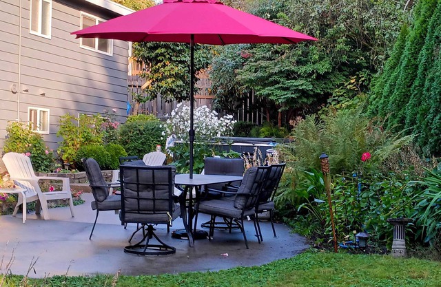 Bright Edmonds Abode w/Patio & Dining Table!