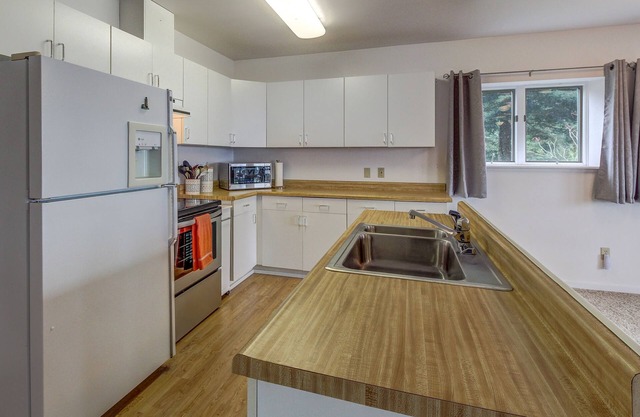 Bright getaway with water views & prime location - blocks to the beach