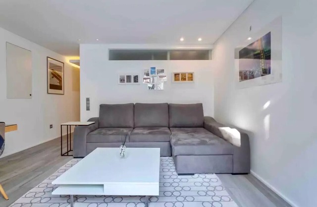 Bright Lisbon T2 with 35 m2 Terrace, 2bed and 2bath and fast internet!