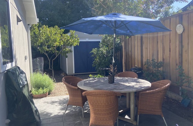 Bright new cottage next to Stanford, tucked in a peaceful private flower garden.