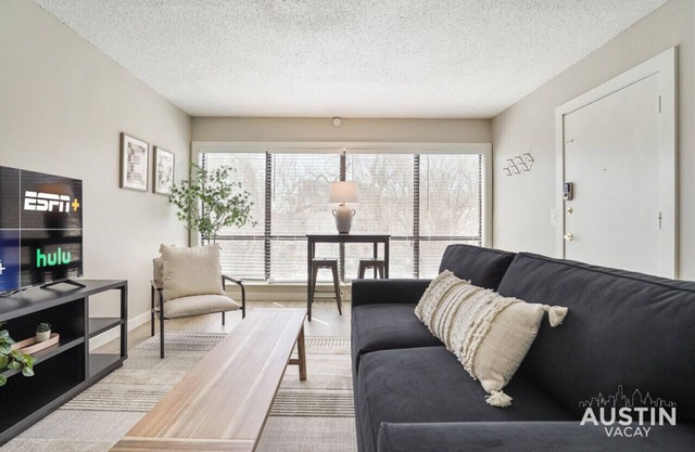 Bright Pool View Apt + Private Cabanas off N Lamar
