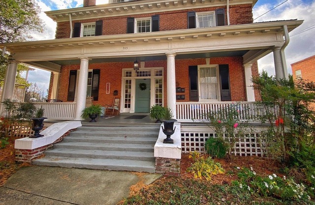 Bright, spacious 1br apt in award-winning home. Awesome walk in shower!