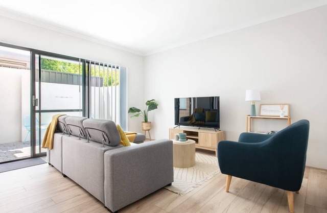 Bright Trendy 3BR Apt - Walk to River & Shops