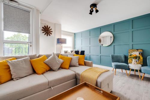 Brimmond Homes - nr to Univ, Hospitals, o2 Apollo, PLAB & 7 mins to City Centre - Stylish, Modern & Secure 2 Bed, 2 Bath Apt with Allocated Free Parking