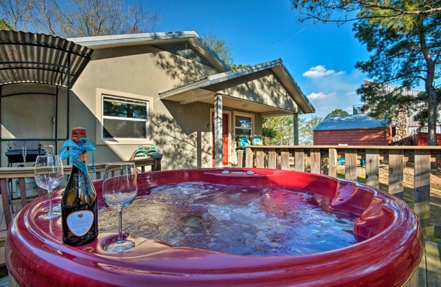 Broken Bow Cottage with Deck, Hot Tub and Fire Pit!