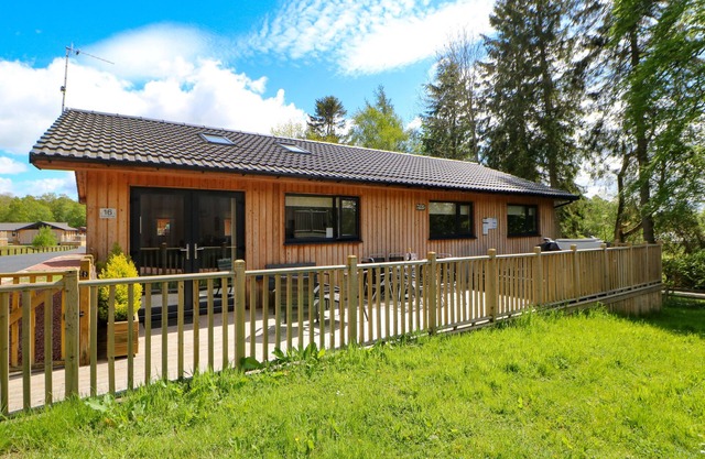 BROKEN-SKY LODGE, pet friendly, with hot tub in Otterburn