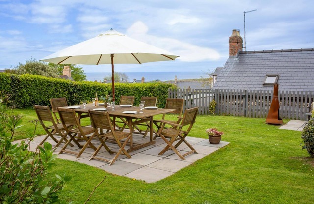 Bronmor, Newport - Three Bedroom Cottage, Sleeps 6