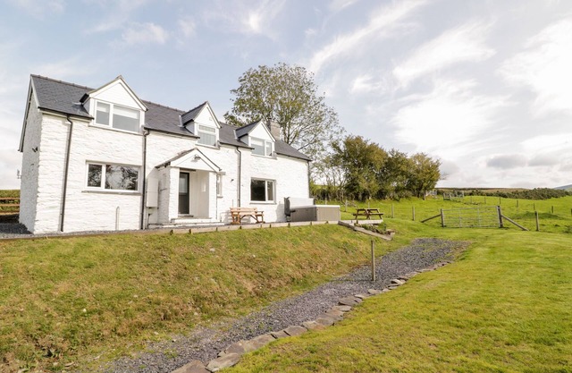 BRYNDAN, pet friendly, with hot tub in Machynlleth