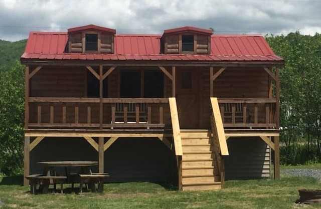 Buck Hill Tiny Home Cabin #2 Mountain & Pond Views