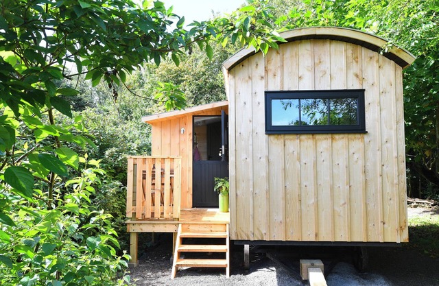 BUGAIL HUT, romantic, with open fire in Llantwit Major