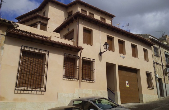 BUILDING IN THE HISTORICAL CENTER, BETWEEN THE CATHEDRAL AND THE RIVER. 12-26 people.