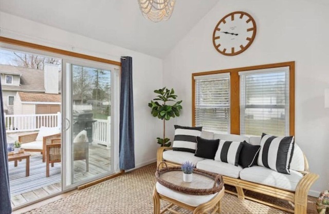 Bungalow in Delavan Lake just a 5 minute drive to lake w/ firepit & deck