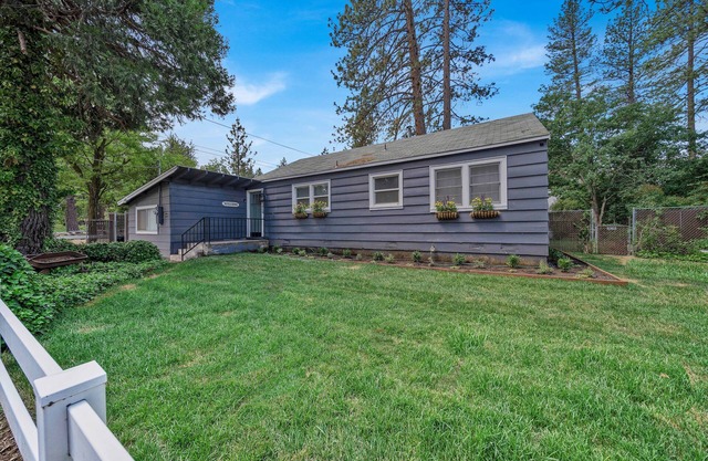 Burney Falls Bungalow - Comfy Atmosphere - Great Location!