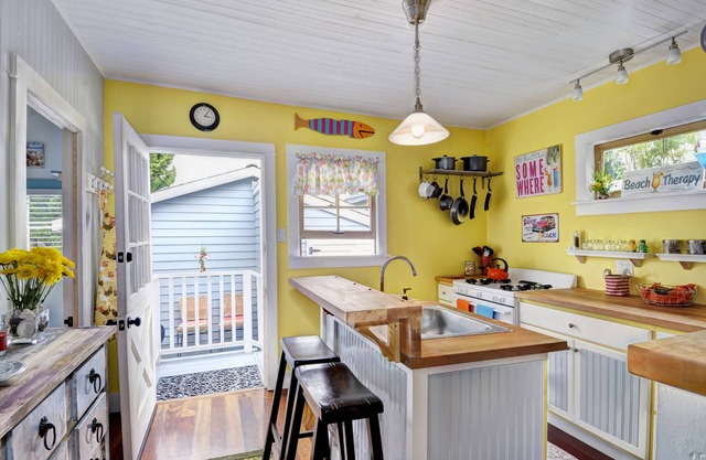 Burnham Beach Cottage #3- Block To Beach!