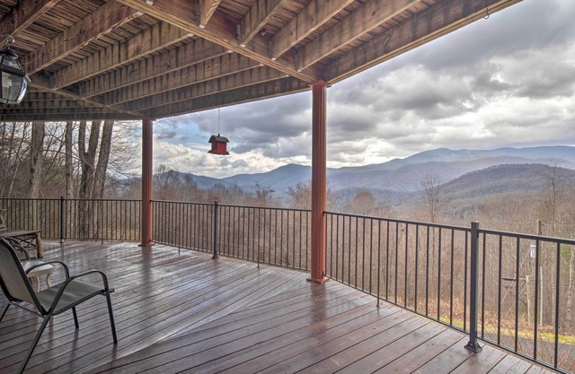 Burnsville Apt w/Deck in Pisgah National Forest