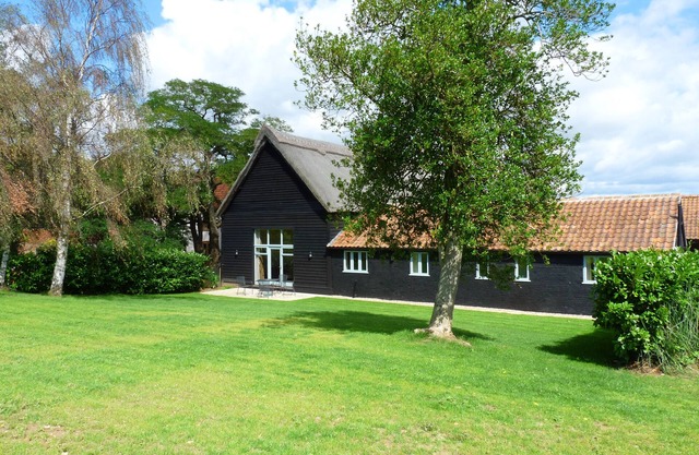 Burtons Farm Barn - Two Bedroom House, Sleeps 4