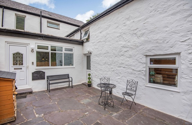 BWTHYN Y NANT, family friendly, with open fire in Llanberis