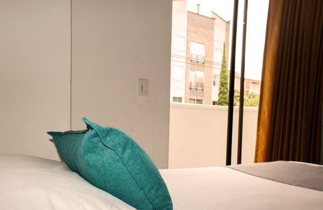 Cómoda Habitación Matrimonial Ubicada en el Sector Estadio