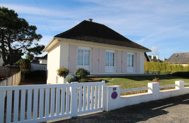 Charming Villa Steps from Sandy Beach – 2 Bedrooms, Terrace, and Private Garden