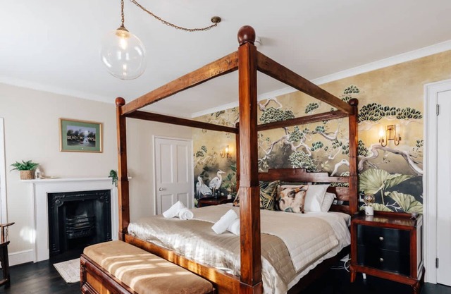 Central Townhouse with Garden & Free Parking