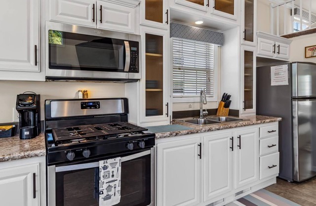 C18 Lake Front 1 BR w/loft sleeps 7