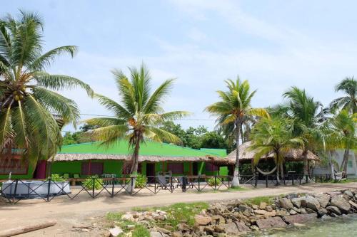 Cabaña en primera línea de playa en San Antero con Aire AC y 5 habitaciones