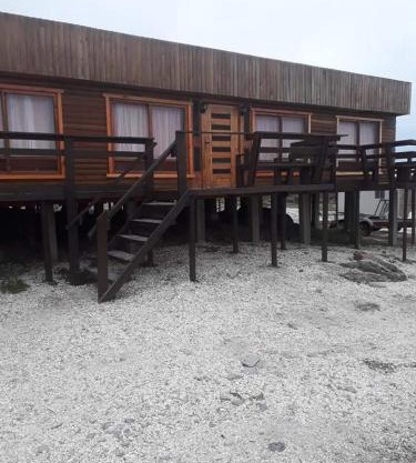 CABAÑA LA CASONA, salón, comedor y cocina amplia, con baño en la habitación y uno adicional, se alcanzan a ver las islas y el mar