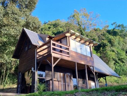 Cabana com banheira na colina