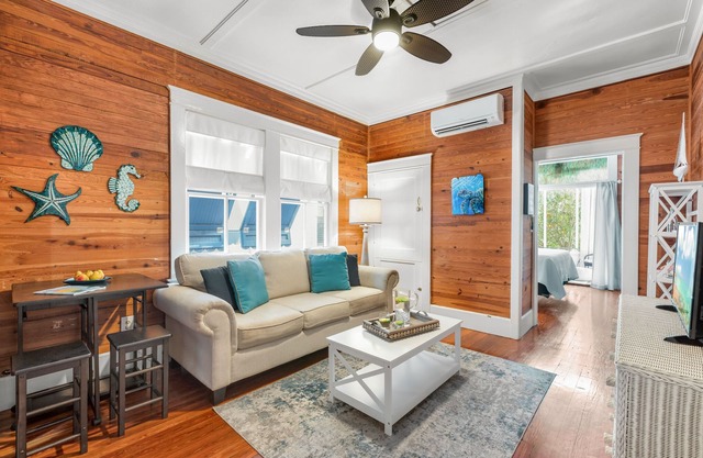 CABIN FEVER ~ First Floor 1 Bedroom, 1 Bathroom with Full Kitchen and Pool!