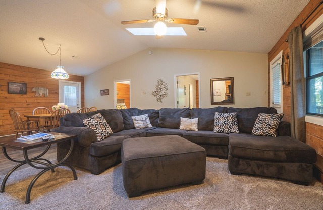 Cabin H at Safe Harbor Brady Mountain on Lake Ouachita!