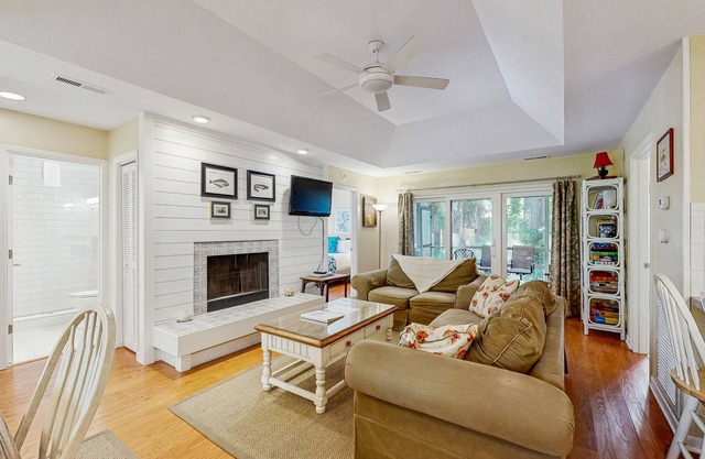 Cabin in the maritime forest with pool and golf on-site - walk to the beach