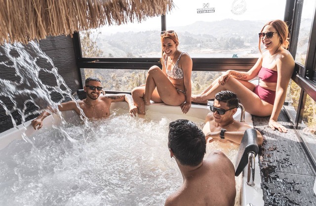 Cabin Inside the MONTE GANDOLFO GUATAPE condominium. Up to 12 people with JACUZZI