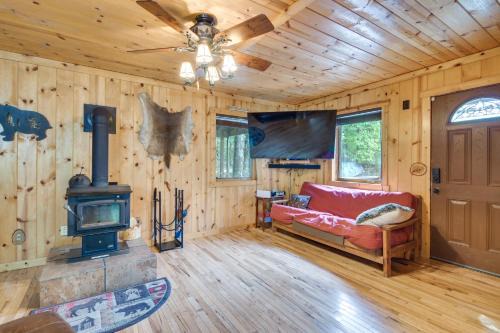 Cabin on Table Rock Lake with Hot Tub and Fire Pit!