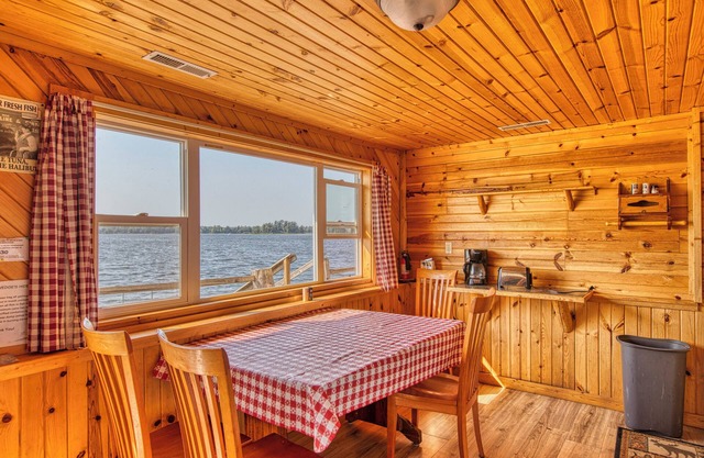 Cabin on the Lake w/6-Beds - Northwoods - Complimentary Dock - Pets ok
