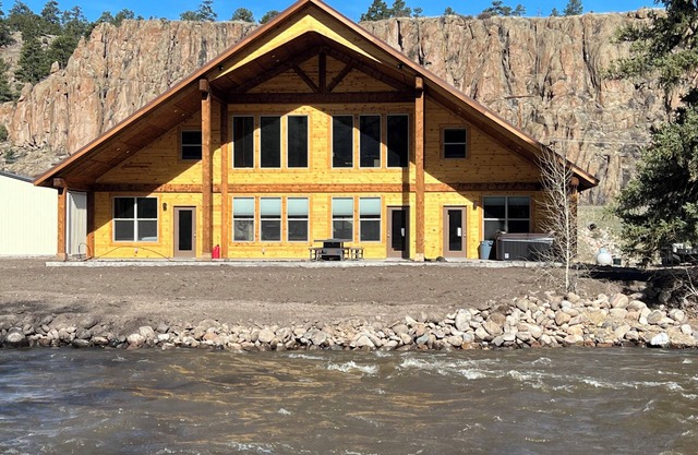 Cabin on the river, close to Wolf Creek Ski Area & Rio Grande National Forest.