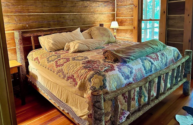 Cabin retreat, large deck, firepit, bbq, pond, fishing,