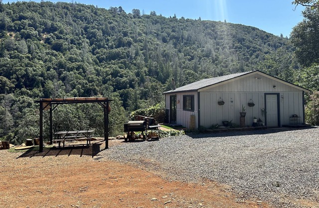 Cabin Retreat near whitewater rafting & nature hiking, apple hill & main street.