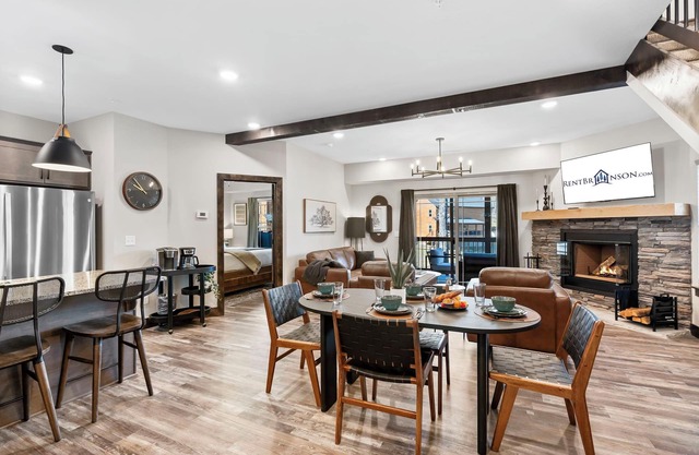 Cabin w Water View-Community In & Outdoor Pools-Pvt Hot Tub-Free Local Attraction Tickets