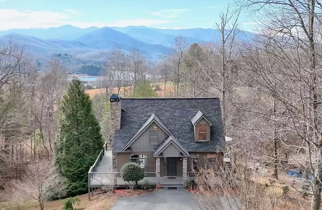 Cabin with Mountain & Lake Views, Fire Pit, WiFi, AC, EV Charger, Pond/Fountain