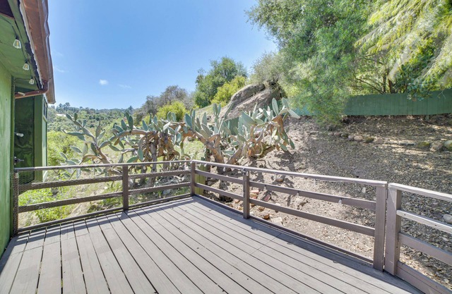 California Cabin w/ Stunning Mountain Views!