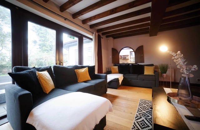 Cambridge Hot Tub Free Parking