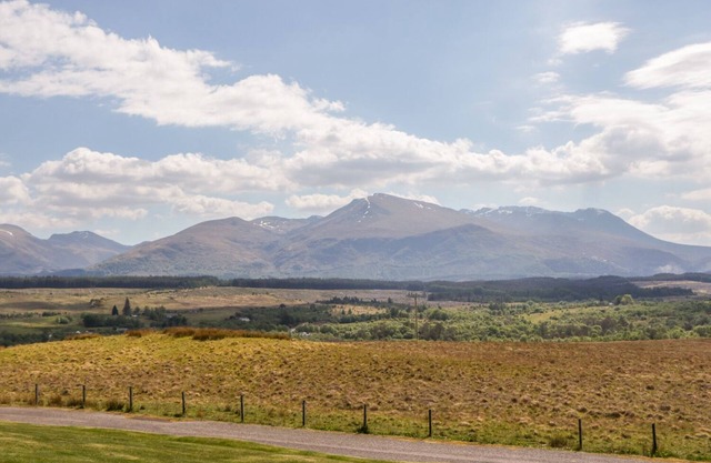 CAMISKY STEADING, pet friendly, with open fire in Fort William