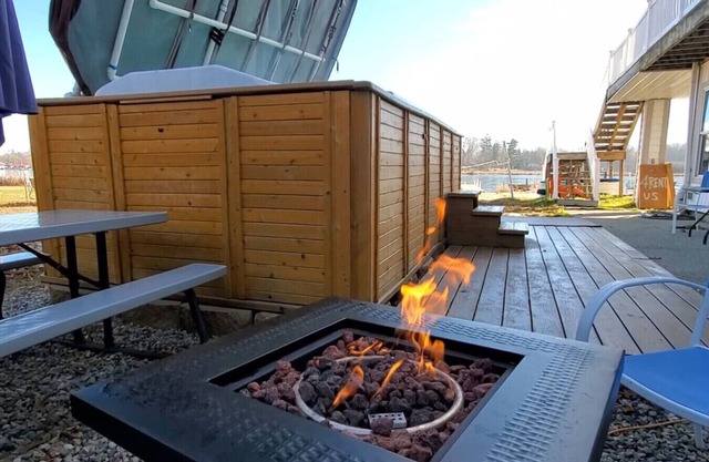 Campau cottage 1 bed · Lakefront hot swim pool spa cottage