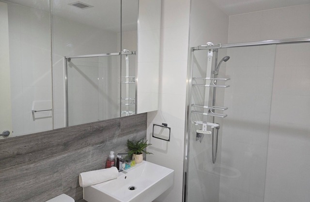 Camperdown one 08 Close to bus stop & SYD CBD easy