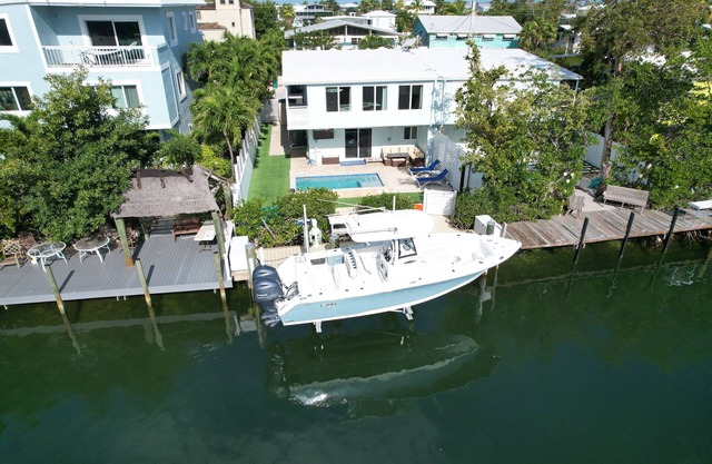 Canal front home in Venetian Shores. Perfect for families . A boater's paradise!