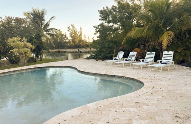 Canal home with pool Taino beach just blocks away