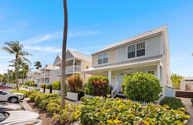 Canalside 2BR/1.5BA Bungalow Villa 7023 with Jetted Spa Pool: Village at Hawks Cay Villas